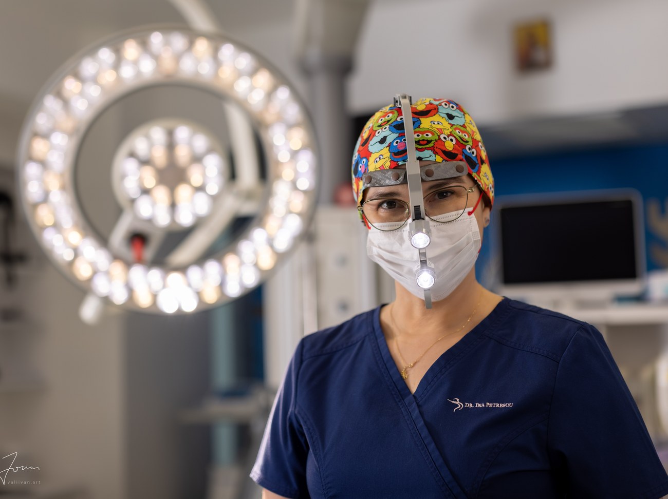 Dr. Ina Petrescu în sala de operație, cu lupe chirurgicale
