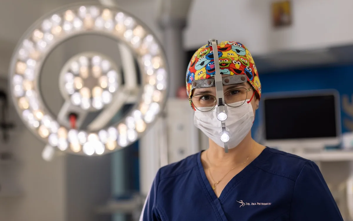 Dr. Ina Petrescu, în sala de operație